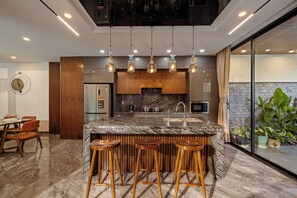 Private kitchen - Luxury Villa with 07Bedrooms, Private Pools, Jacuzzi, Sauna, Gym, BBQ, Karaoke. (Đà Nẵng)