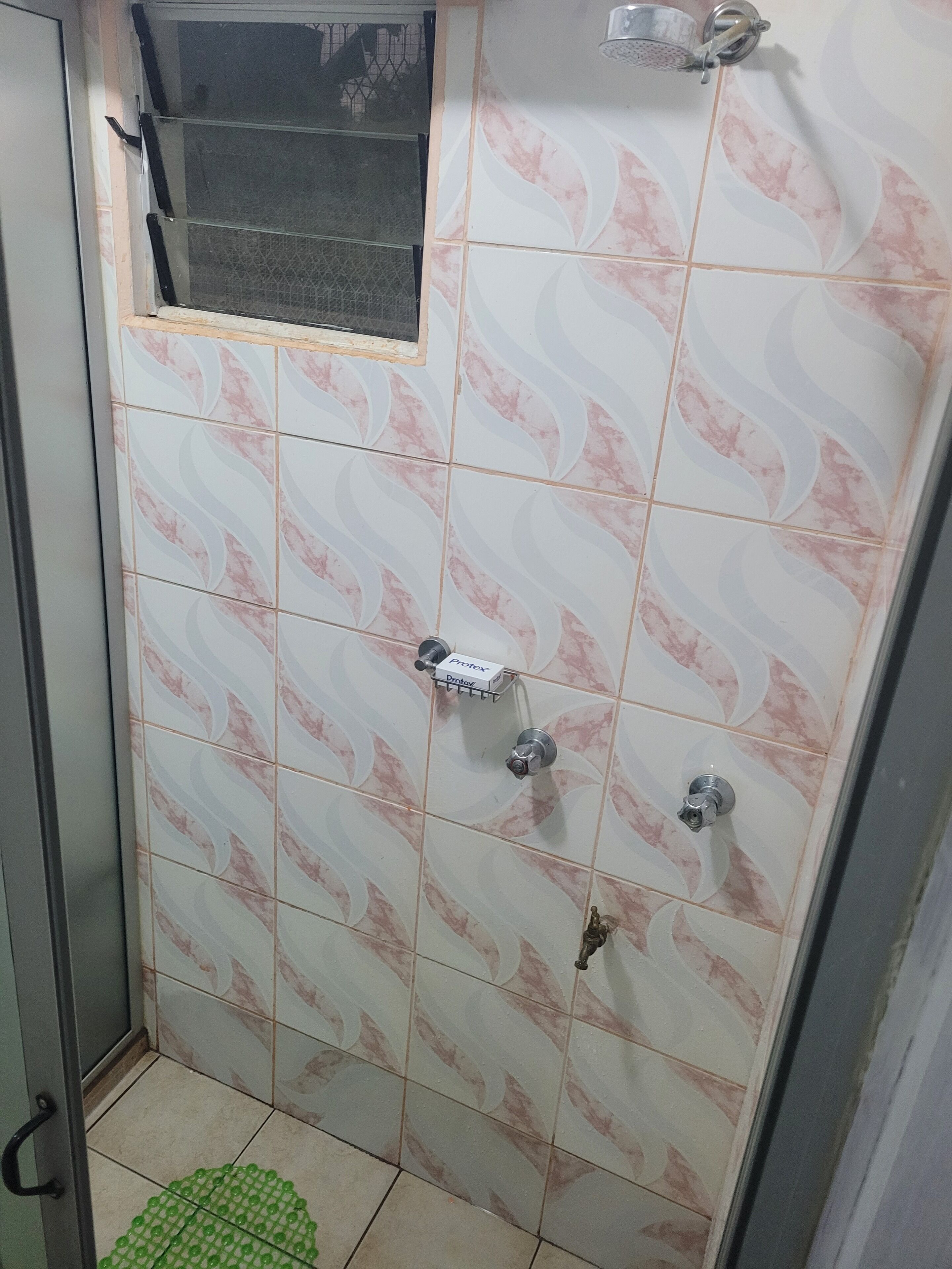 Serviettes fournies, savon, papier toilette