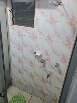 Pyyhkeet, saippua, vessapaperi