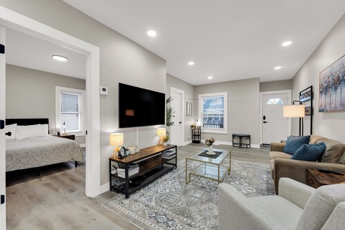 Family-owned 3BR Near Cleveland Clinic with AC, Parking, Wi-Fi, and much more