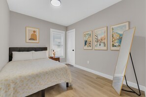 Een strijkplank/strijkijzer, gratis wifi, beddengoed