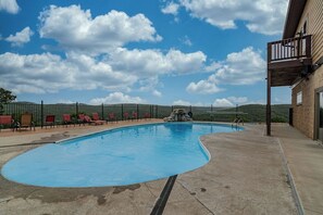 Alberca techada y alberca al aire libre