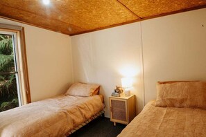 Een strijkplank/strijkijzer, beddengoed