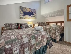 3 bedrooms, iron/ironing board, WiFi, bed sheets - Summit Sanctuary of MeadowRidge. Great space and great location! (Fraser)