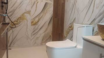 Suihku, hiustenkuivaaja, pyyhkeet, saippua