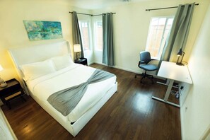 2 室のベッドルーム、デスク、WiFi、ベッドシーツ
