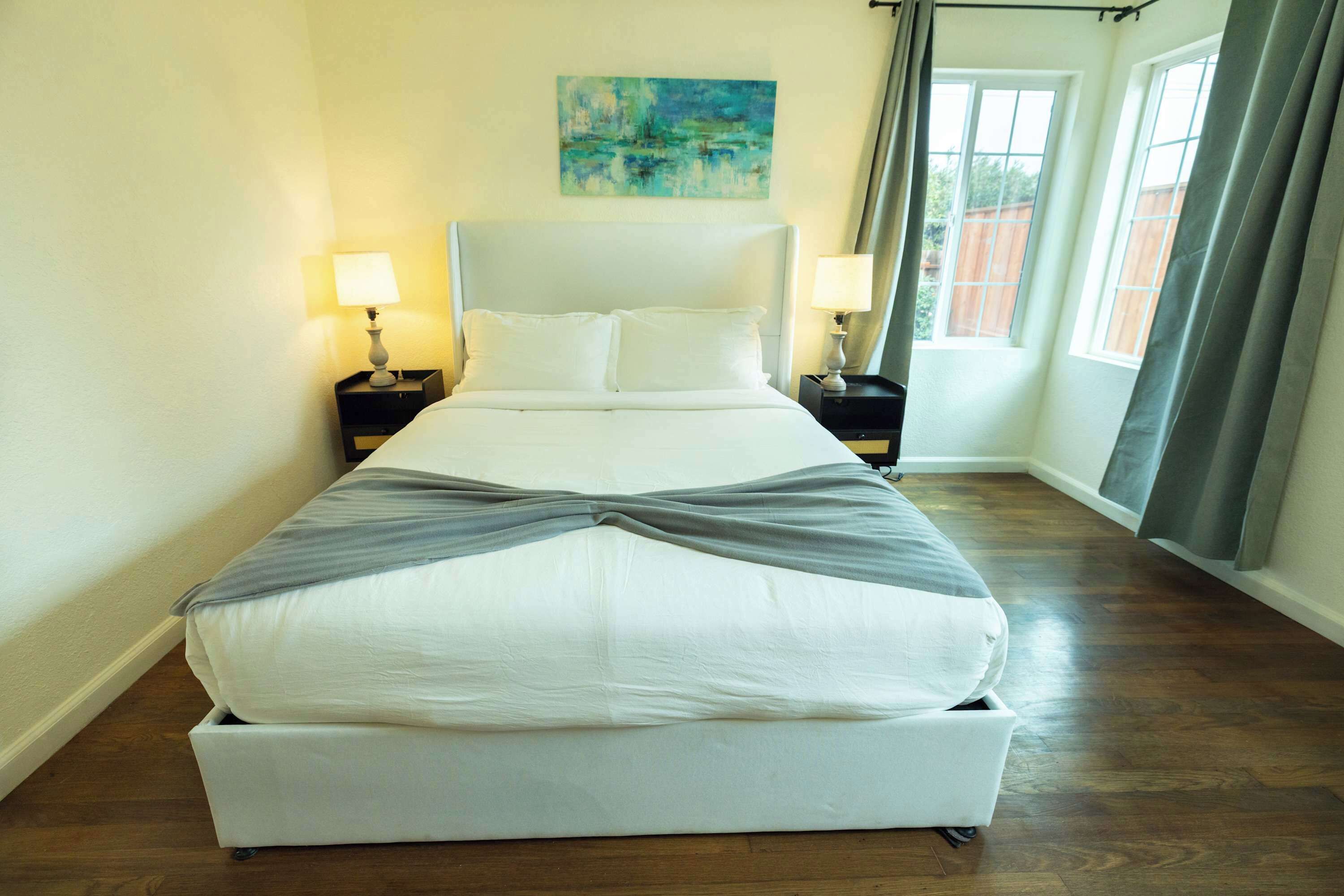 Escritorio, wifi y ropa de cama 