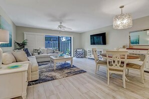 Living area - Beautiful 2-Bedroom, 2.5-Bath Condo Minutes From the Beach (Naples)