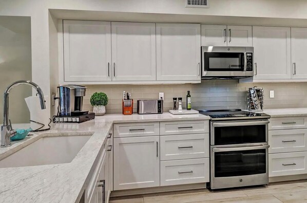Private kitchen - Beautiful 2-Bedroom, 2.5-Bath Condo Minutes From the Beach (Naples)