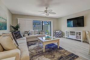 Living area - Beautiful 2-Bedroom, 2.5-Bath Condo Minutes From the Beach (Naples)