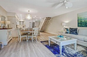 Living area - Beautiful 2-Bedroom, 2.5-Bath Condo Minutes From the Beach (Naples)