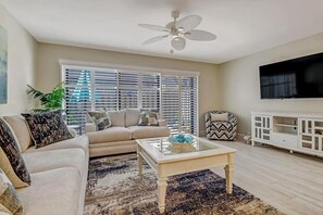 Living area - Beautiful 2-Bedroom, 2.5-Bath Condo Minutes From the Beach (Naples)
