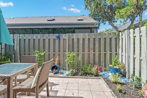 Outdoor dining - Beautiful 2-Bedroom, 2.5-Bath Condo Minutes From the Beach (Naples)