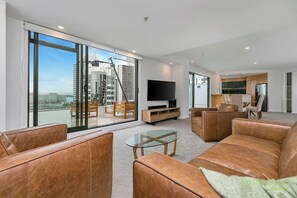 Smart TV - QV Stays 9th-Floor 2 Bed 2 Bath Urban Retreat (Auckland)
