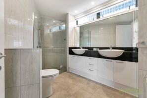 Bathroom - QV Stays 9th-Floor 2 Bed 2 Bath Urban Retreat (Auckland)