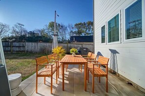 Outdoor dining - Pineville Family Retreat: 4BR House with BBQ & Backyard Fun! (Pineville)