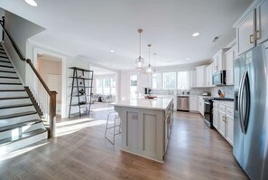 Kylskåp, mikrovågsugn, ugn och spishäll