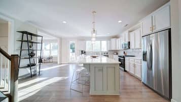 KylskÄp, mikrovÄgsugn, ugn och spishÀll