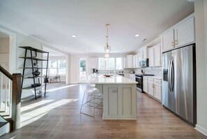 Kylskåp, mikrovågsugn, ugn och spishäll