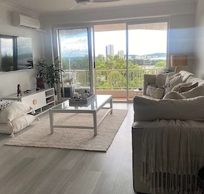 TV, books - Relaxing Coastal Retreat with Ocean Views (Currumbin)