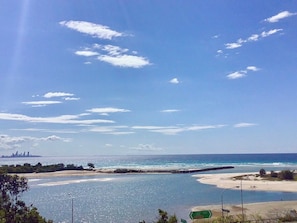 Beach towels - Relaxing Coastal Retreat with Ocean Views (Currumbin)