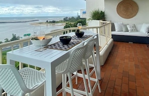 Outdoor dining - Relaxing Coastal Retreat with Ocean Views (Currumbin)