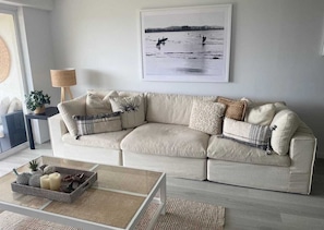 TV, books - Relaxing Coastal Retreat with Ocean Views (Currumbin)