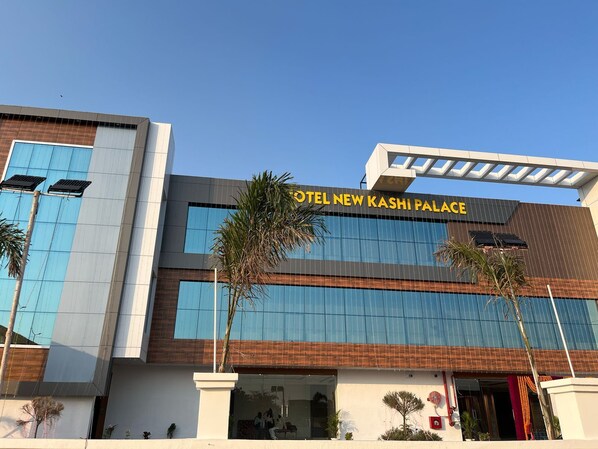 Front of property - HOTEL NEW KASHI PALACE (Varanasi)