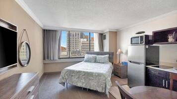 Tabla de planchar con plancha, wifi y ropa de cama