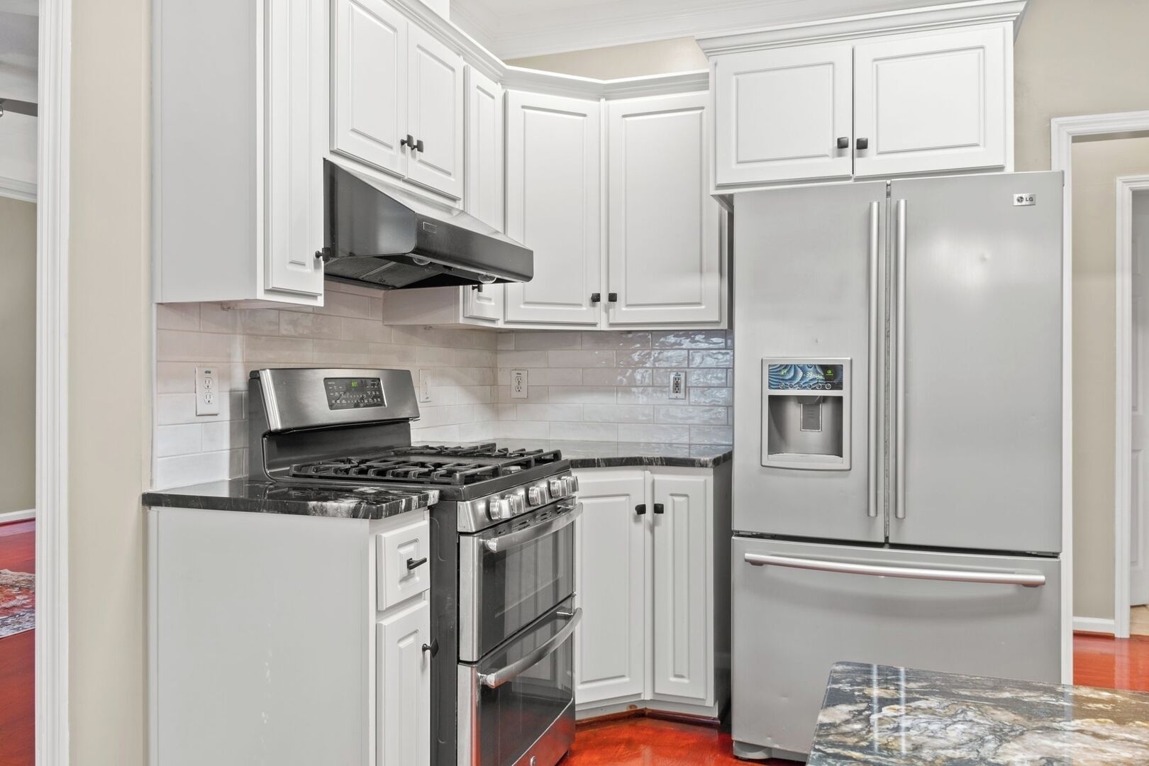 冷蔵庫、電子レンジ、オーブン、コンロ