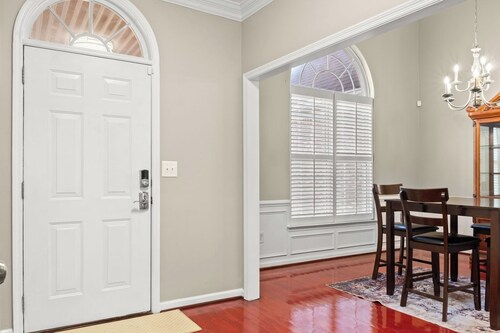 Private Fenced Yard • Sleeps 10 • Mins to Malls