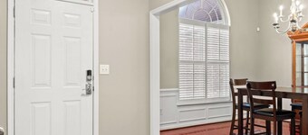 Private Fenced Yard • Sleeps 10 • Mins to Malls