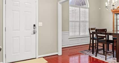 Private Fenced Yard • Sleeps 10 • Mins to Malls