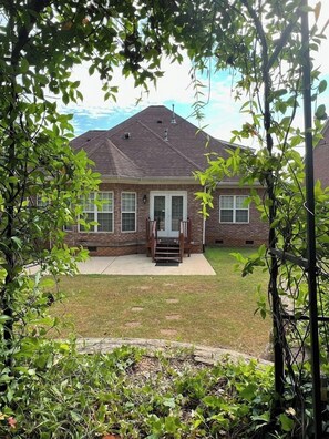 Exterior - Mins to Malls • Fully Fenced Yard • 4BR/Sleeps 10 (Martinez)