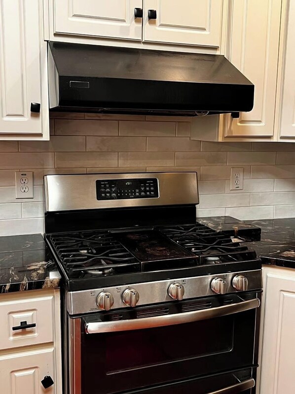 Private kitchen - Mins to Malls • Fully Fenced Yard • 4BR/Sleeps 10 (Martinez)