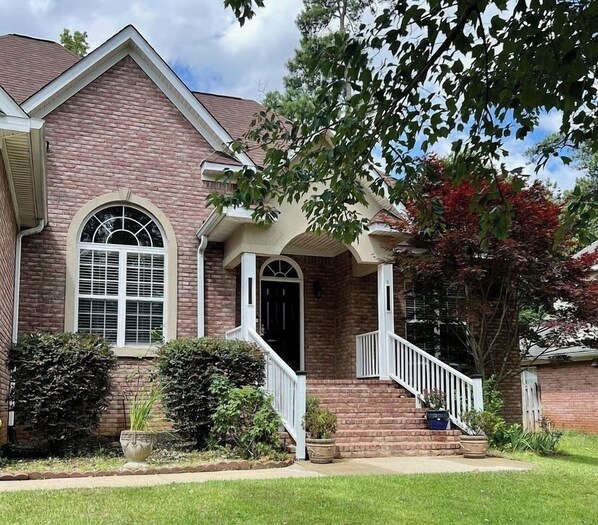 Exterior - Mins to Malls • Fully Fenced Yard • 4BR/Sleeps 10 (Martinez)