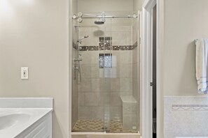 Sèche-cheveux, serviettes fournies