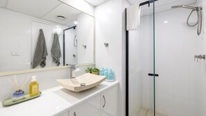 Douche, sèche-cheveux, serviettes fournies