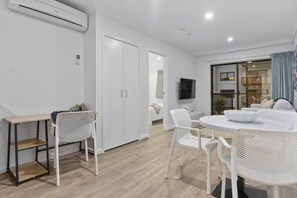 Dining - Cityscape on Mounts Bay – Walk to Kings Park 1BR Apartment (Perth)