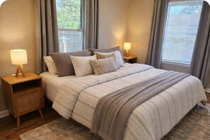 3 bedrooms, free WiFi, bed sheets - Private Pool + Hot Tub Oasis Near Beach + Downtown (Pensacola)