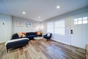 Smart TV, stereo, offices - Stylish Charlotte Home: 4BR, BBQ, Free Parking & Modern Comfort (Charlotte)