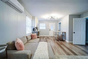 Smart TV, stereo, offices - Stylish Charlotte Home: 4BR, BBQ, Free Parking & Modern Comfort (Charlotte)