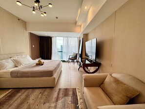 2 bedrooms, iron/ironing board, WiFi, bed sheets - BGC Uptown Lower Penthouse 2BR w/ balcony + Parking (Taguig)