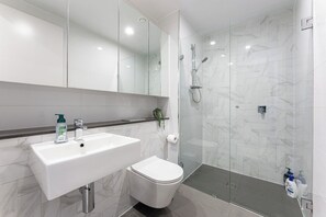 Toallas, jabón, shampoo, papel de baño 