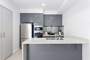 Kjøleskap, mikrobølgeovn, ovn og kokeplater