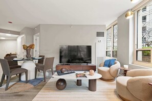 Fernseher, Stereoanlage, Arbeitsbereiche
