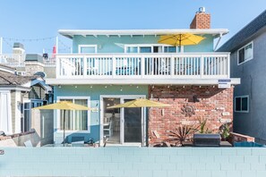Terrace/patio - Coastal 4BR Retreat with A/C, Only 1/2 Block from 44th St Beach (Newport Beach)