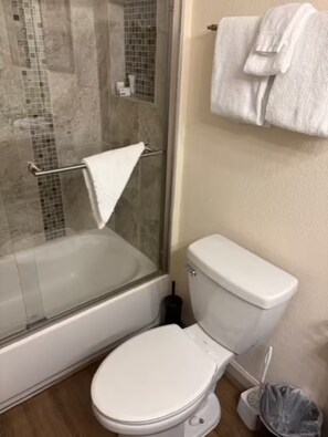Dusj, hårføner, håndklær og såpe