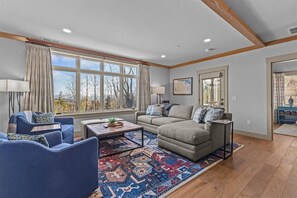 Smart TV, fireplace - Alpen Bliss: 3BR Mountain Retreat at Trapp Resort (Stowe)