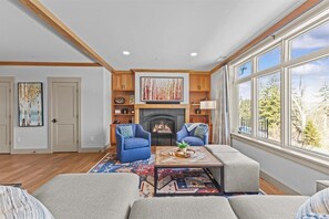 Smart TV, fireplace - Alpen Bliss: 3BR Mountain Retreat at Trapp Resort (Stowe)